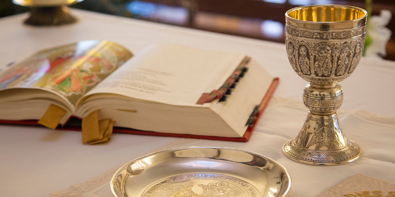 Chalice and ciborium 800 x 400